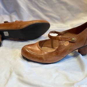 Gazith shoes.  Made in Israel.  Beautiful color